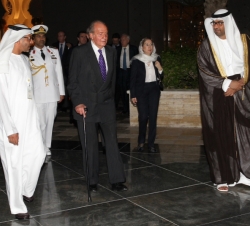 Don Juan Carlos, a su llegada al mausoleo donde es encuentra la tumba de Su Alteza el Jeque Zayed bin Sultan Al Nahyan.